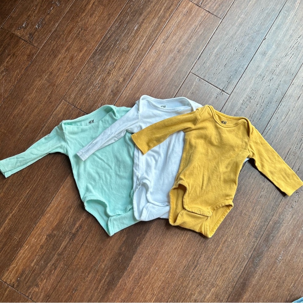H&M long sleeve bodysuits size 2-4 months